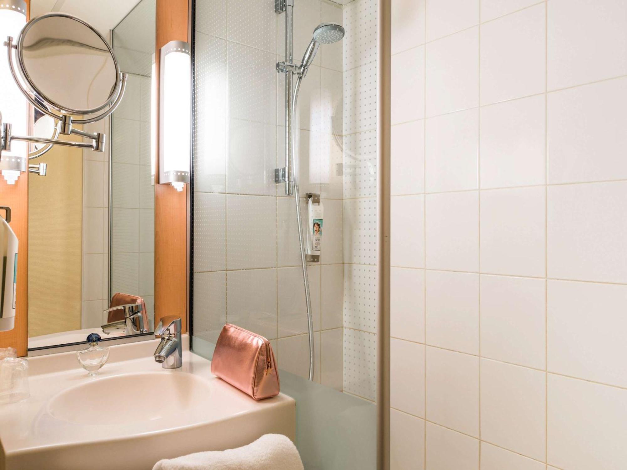 Hotel ibis Paris Pont de Suresnes Longchamp Extérieur photo