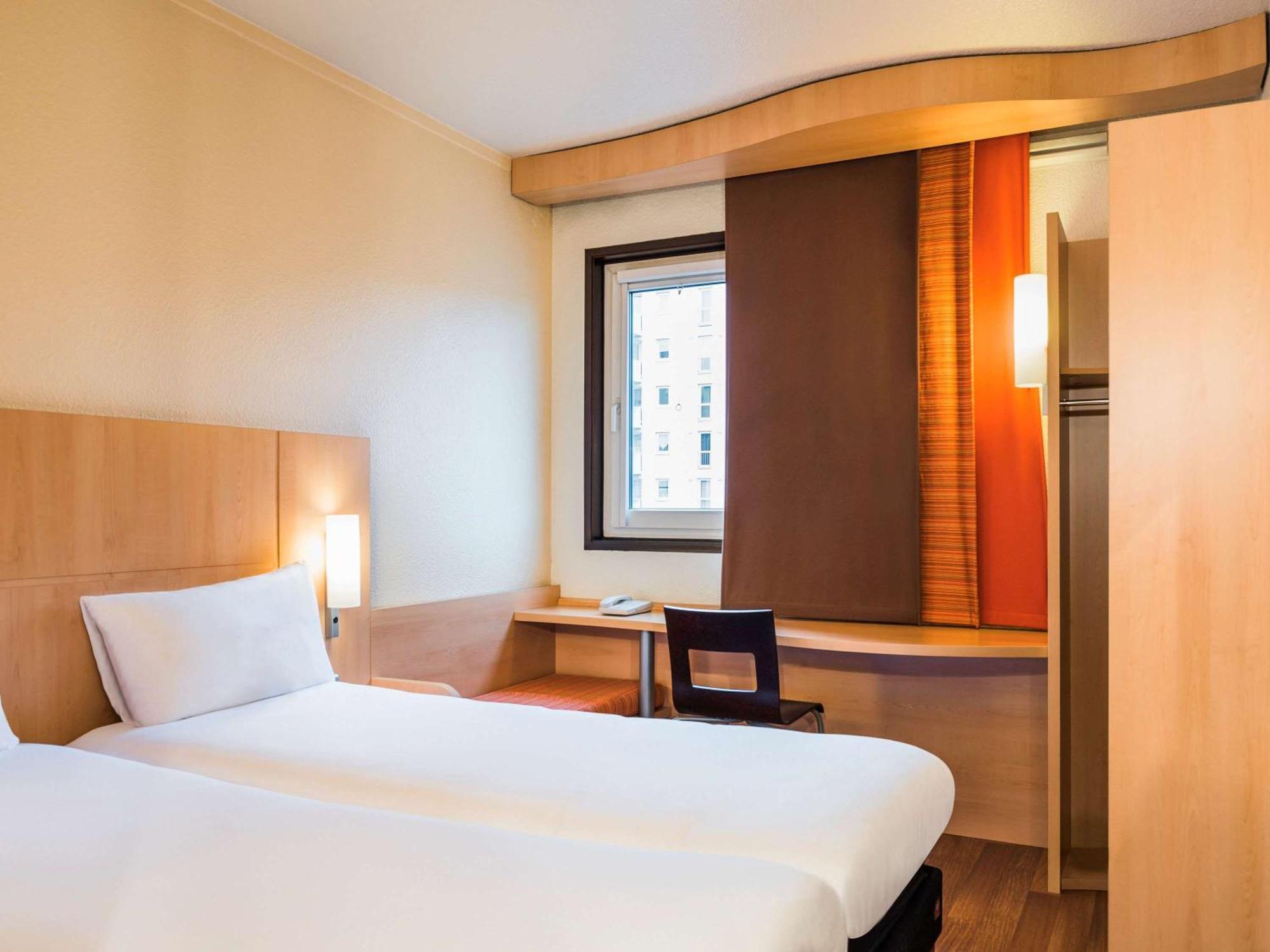 Hotel ibis Paris Pont de Suresnes Longchamp Extérieur photo