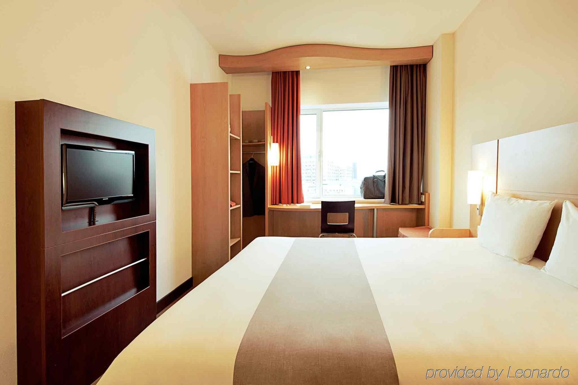Hotel ibis Paris Pont de Suresnes Longchamp Extérieur photo