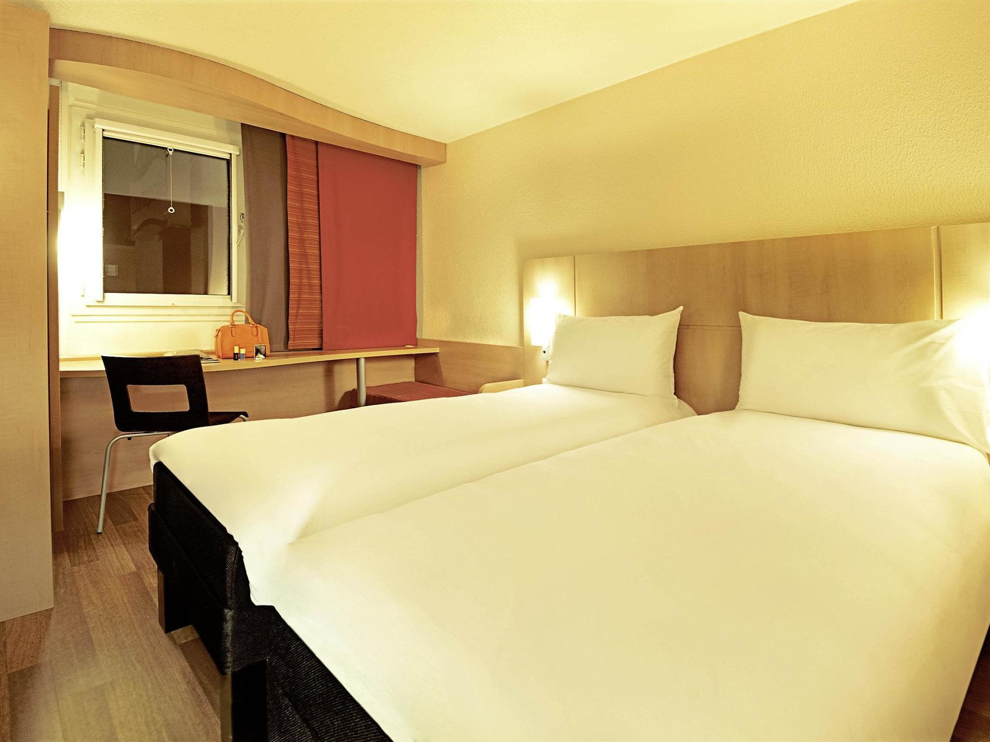 Hotel ibis Paris Pont de Suresnes Longchamp Extérieur photo