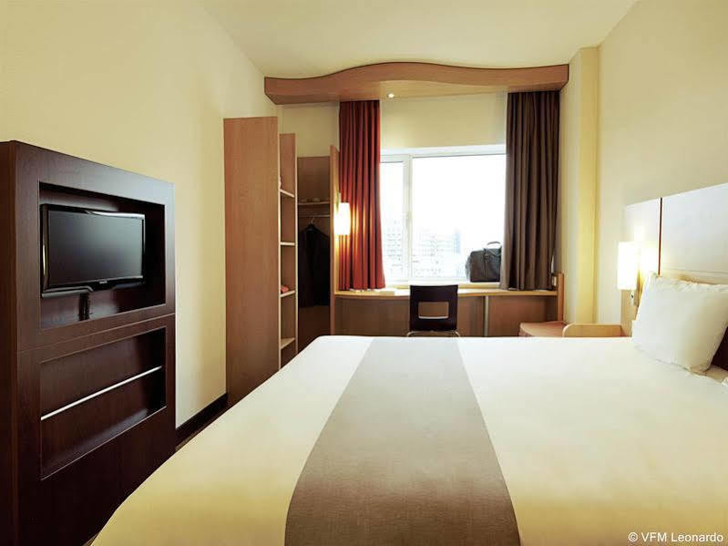 Hotel ibis Paris Pont de Suresnes Longchamp Extérieur photo